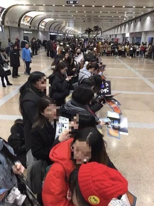 Hàng dài người hâm mộ xếp hàng đợi Kuanlin tại sân bay (Ảnh: Weibo)