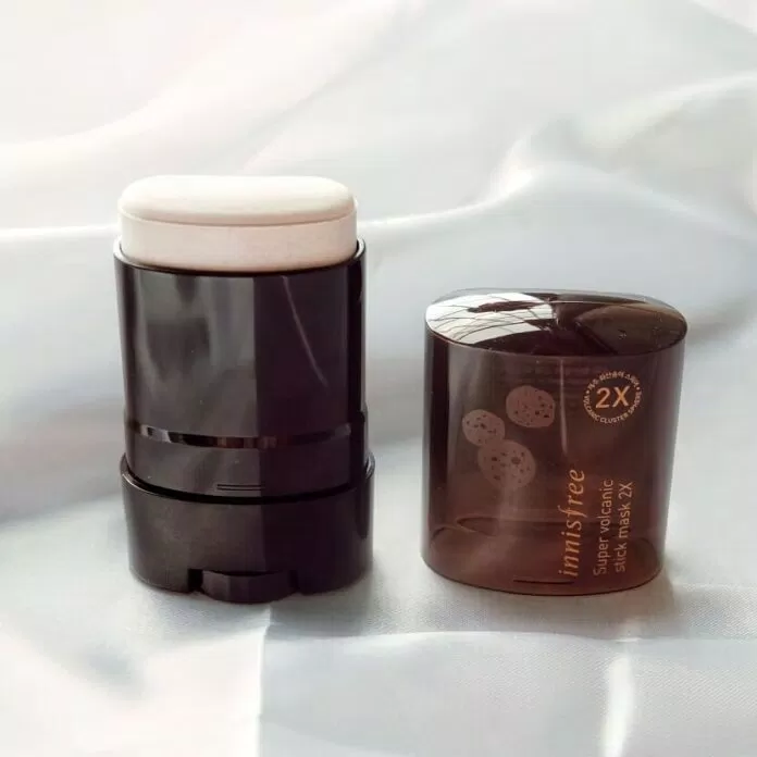 Innisfree Super Volcanic Stick Mask 2X được thiết kế dạng thỏi độc đáo.