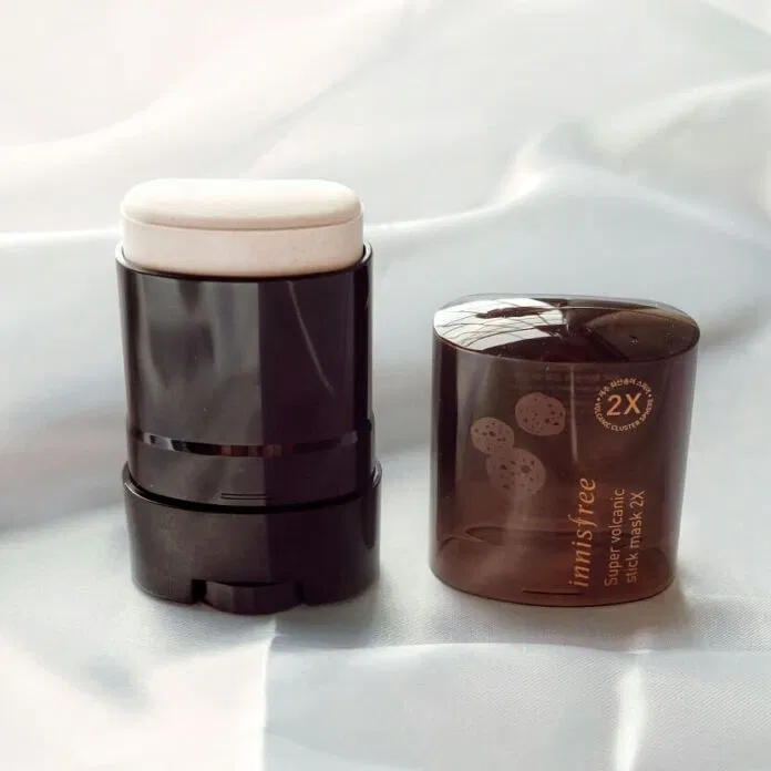 Innisfree Super Volcanic Stick Mask 2X được thiết kế dạng thỏi độc đáo.