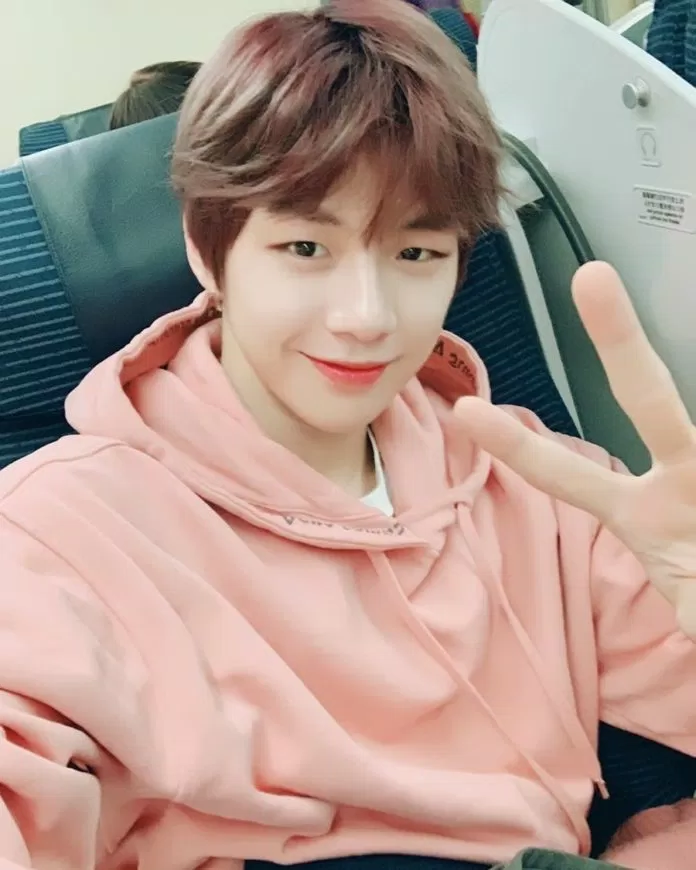 "Boy áo hường" lên Instagram chúc mừng năm mới (Ảnh: thisisdaniel_k)