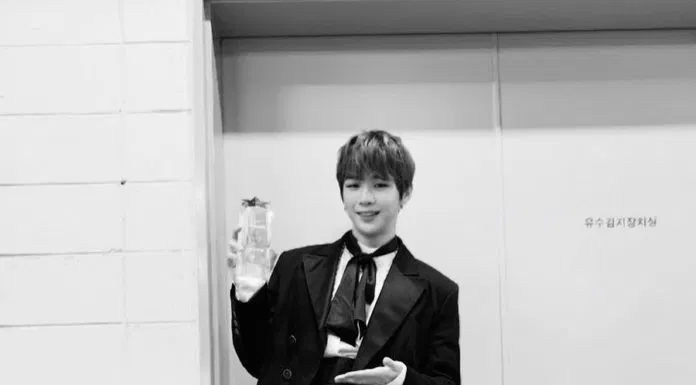 Daniel nhận được giải Rookie of the Year tại MBC 2018 Entertainment Awards (Ảnh: thisisdaniel_k)