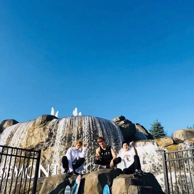 Ảnh chụp trong đợt World Tour vừa rồi cùng anh Seongwu và anh Sungwoon (Ảnh: thisisdaniel_k)