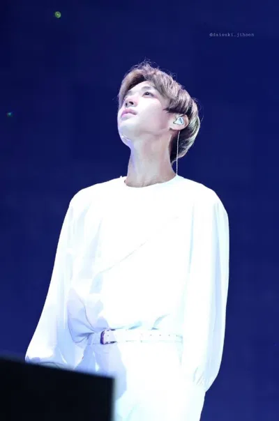 ihoon luôn cố gắng không rơi nước mắt để không làm người hâm mộ lo lắng (Ảnh: daisuki_jihoon )