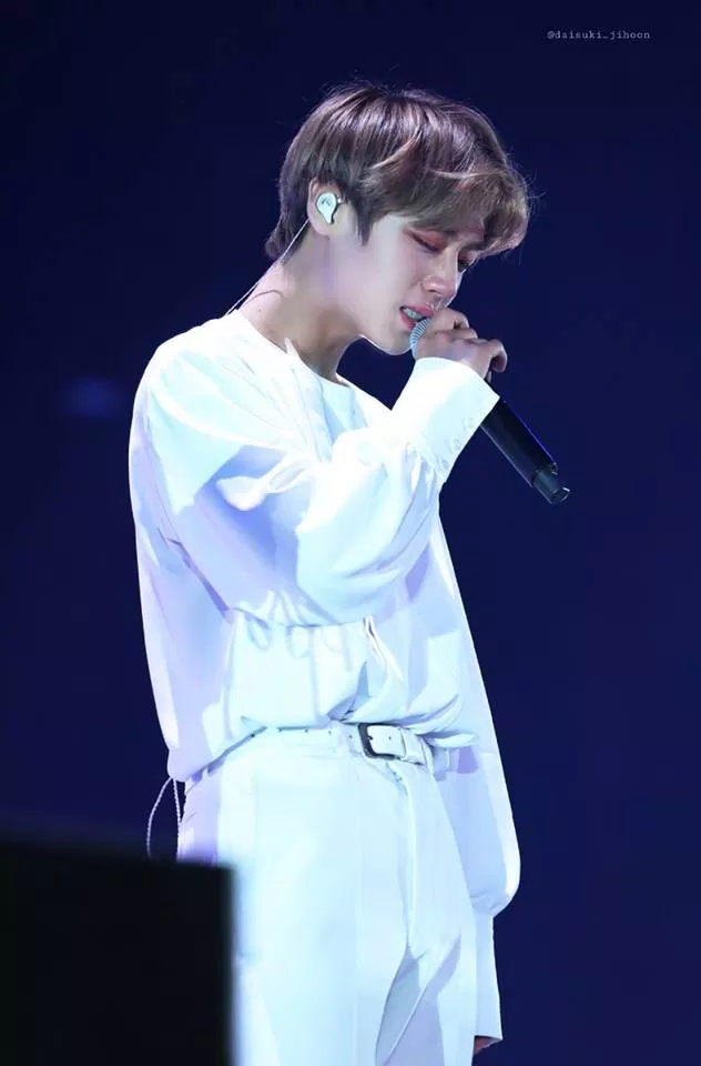 Jihoon không kìm được nước mắt khi nghĩ đến người hâm mộ (Ảnh: daisuki_jihoon)