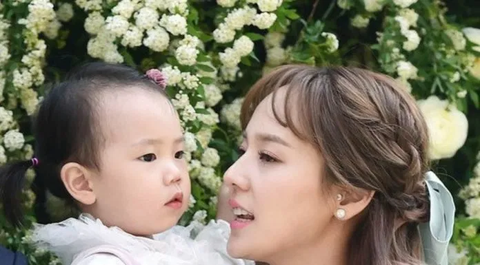 Ki Tae Young thổ lộ chuyện cầu hôn vợ Eugene, hạnh phúc cùng cặp “công chúa nhỏ” Rohee – Rorin
