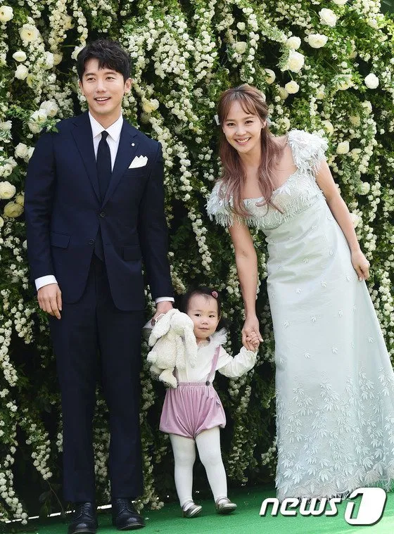 Ki Tae Young thổ lộ chuyện cầu hôn vợ Eugene, hạnh phúc cùng cặp “công chúa nhỏ” Rohee – Rorin