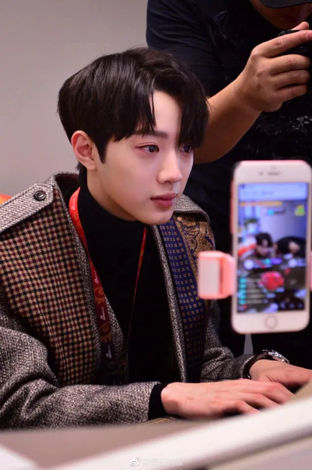 "Một ngày làm tiểu biên tập" của Kuanlin (Ảnh: Sina Weibo Live)