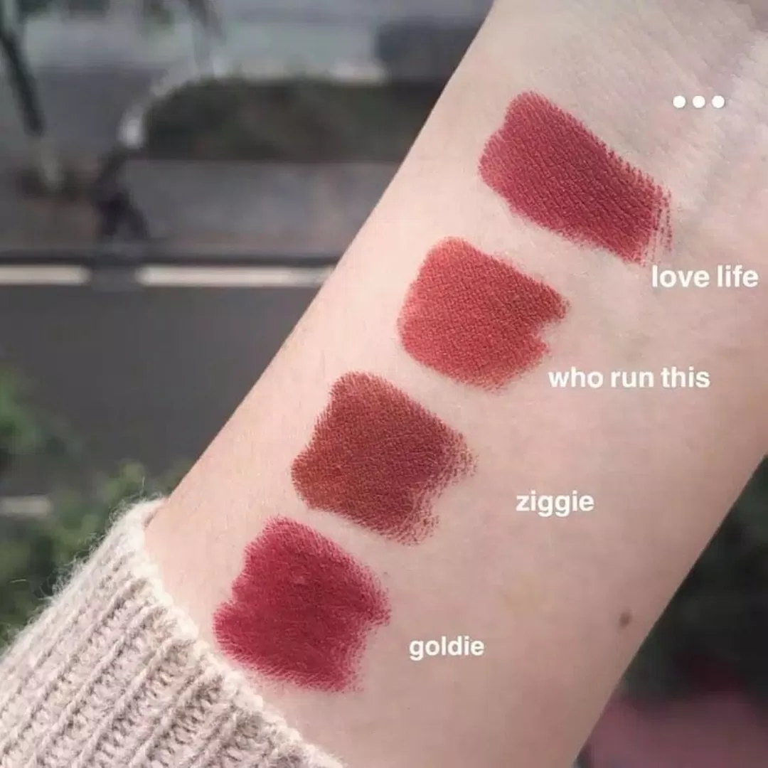 Son Colourpop Lippie Stix có độ bám màu lên đến 4-5 tiếng nếu không ăn uống (Ảnh: Internet)