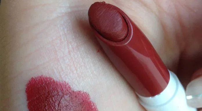 Màu Goldie trong bộ sưu tập son Lippie Stix là sự kết hợp giữa màu đỏ nhung và hồng (Ảnh: Internet)