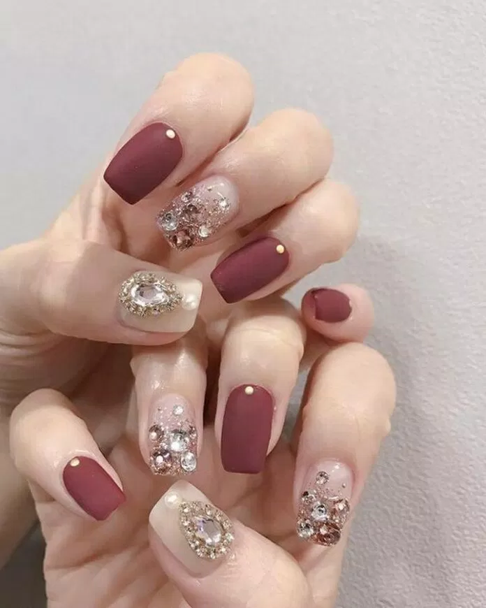 Mẫu nail đính đá lấp lánh ( ảnh: internet)