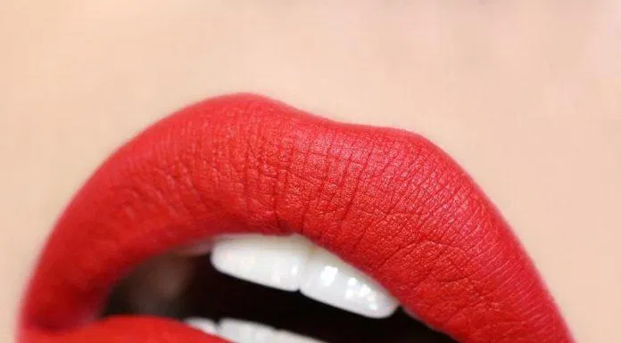 Sắc đỏ tươi có pha chút cam của Frenchie sẽ khiến bạn trông vô cùng tươi tắn và nổi bật cho dù không make up (Ảnh: Internet)