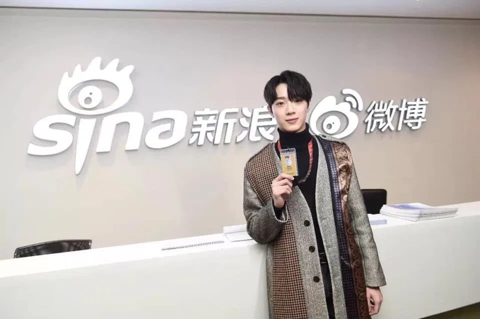 Kuanlin cũng chỉ chơi điện thoại 15 phút trước khi ngủ để bảo vệ mắt (Ảnh: Sina)