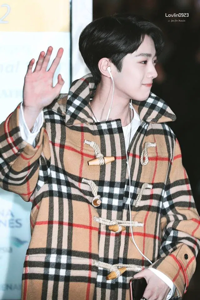 Kuanlin tươi tắn vẫy tay với fan ở sân bay (Ảnh: Lovin2309)