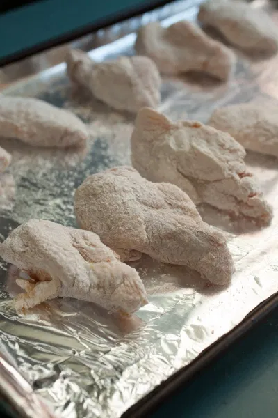 Trộn gà qua bột ngô