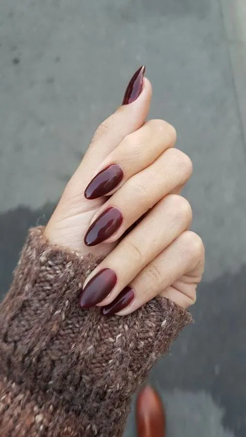 Sơn móng tay màu đỏ rượu