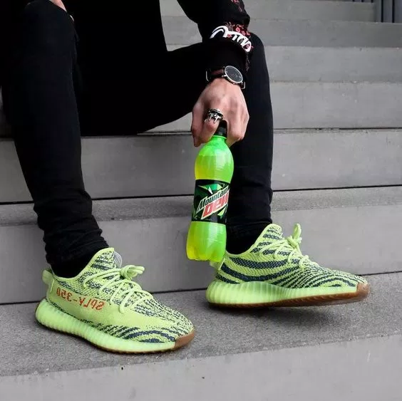 title YEEZY BOOST 350 v2