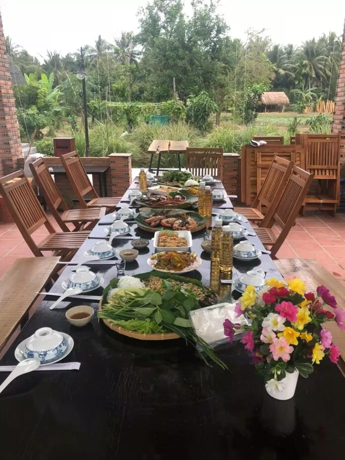 Một bữa ăn tại Cocoland với các món ăn quen thuộc của người miền Tây.