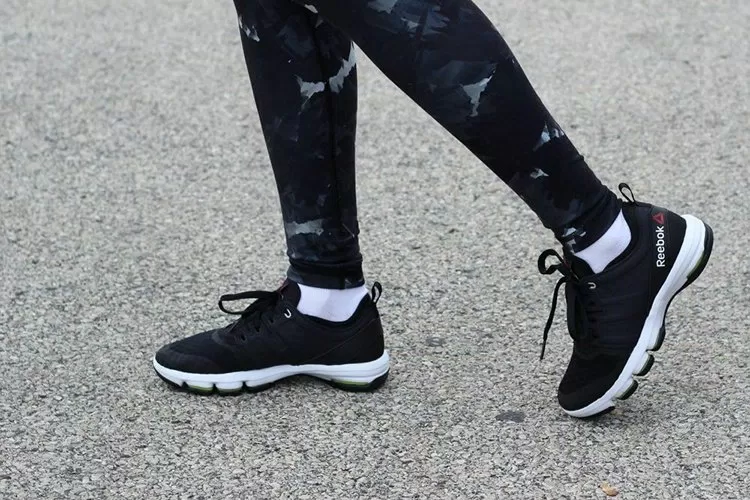 Chọn giày đế mềm để theo sát từng chuyển động của chân Chọn giày đế mềm để theo sát từng chuyển động của chân