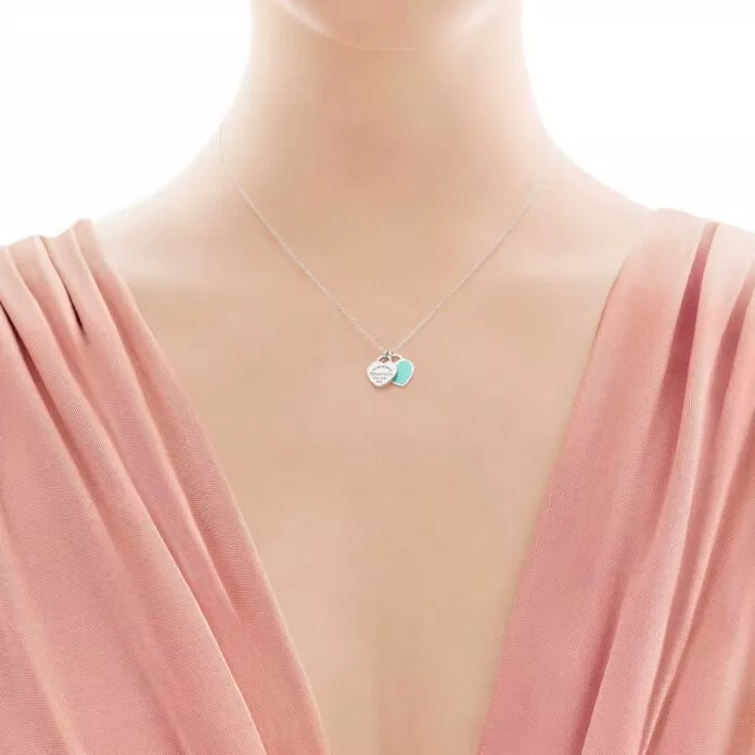 Một sợi dây chuyền mảnh mai sẽ góp phần tô điểm cho bộ trang phục của bạn dây chuyền