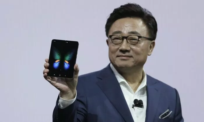 Giám đốc điều hành Samsung cùng chiếc điện thoại Galaxy Fold