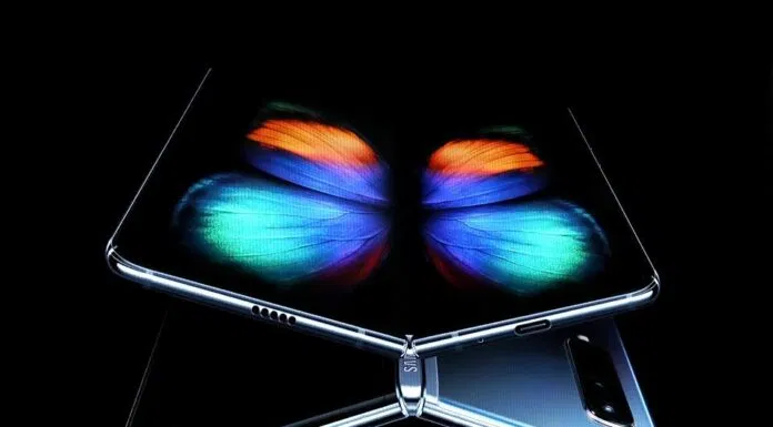 Máy có màn hình 7,3 inch khi mở rộng và 4,6 inch khi được gập lại