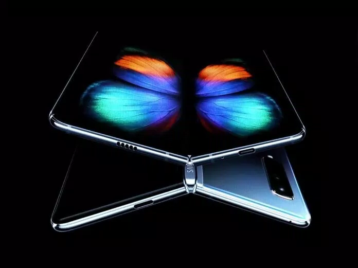 Máy có màn hình 7,3 inch khi mở rộng và 4,6 inch khi được gập lại