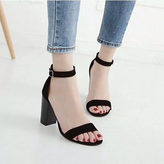 Giày cao gót quai ngang là lựa chọn của cô nàng yêu sự tối giản giày cao gót