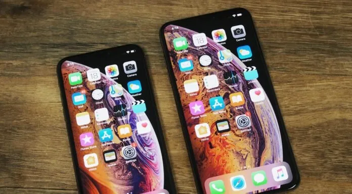 iPhone Xs Max (phải) to lớn bên cạnh iPhone Xs (trái)