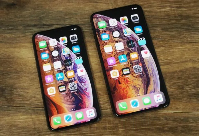 iPhone Xs Max (phải) to lớn bên cạnh iPhone Xs (trái)