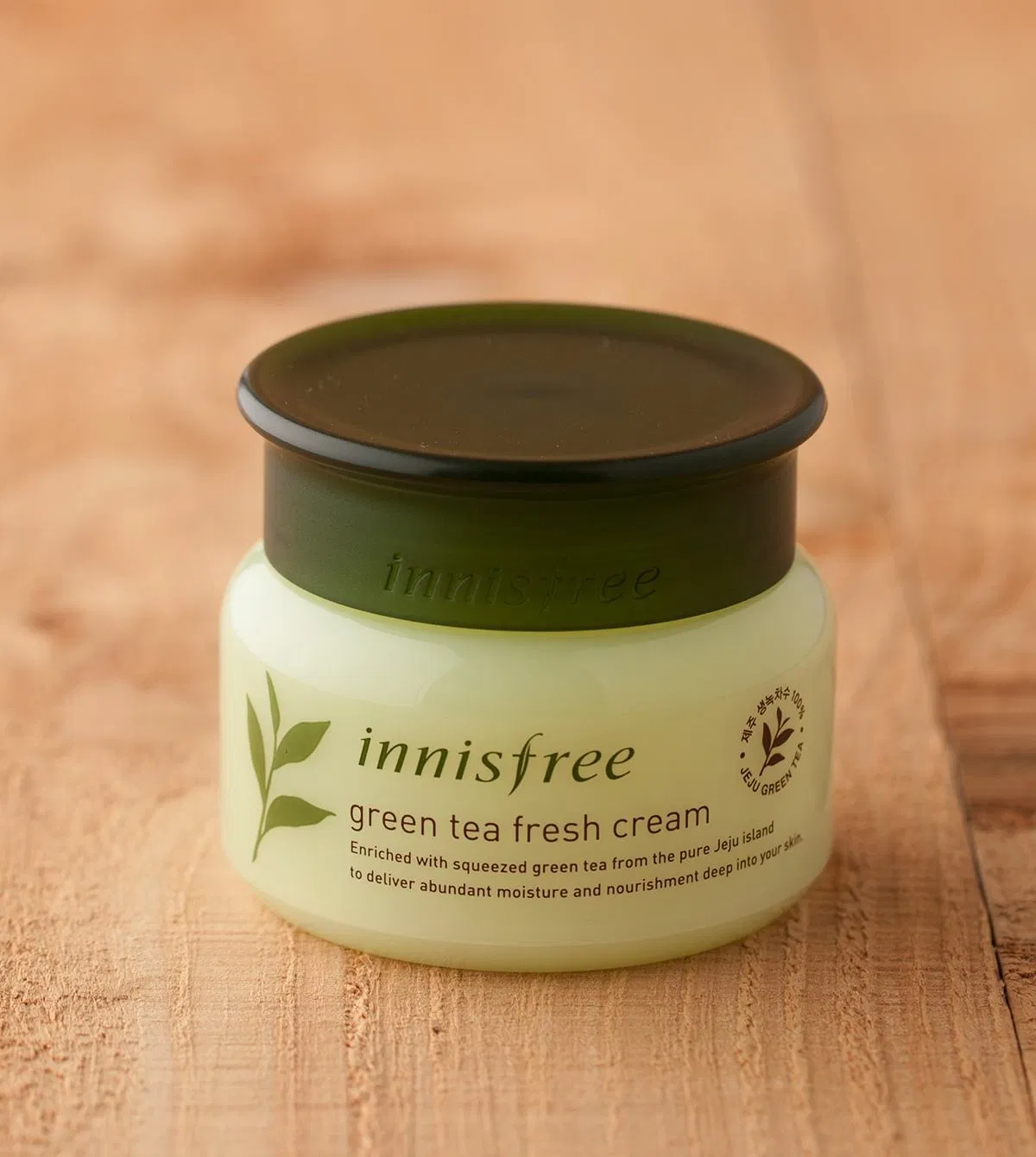 Kem dưỡng ẩm Innisfree Green Tea Fresh Cream nằm trong bộ sưu tập Green Tea nổi tiếng