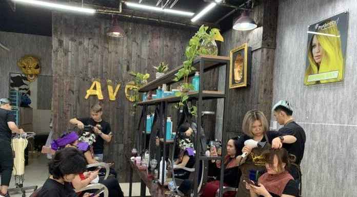 Không gian rộng rãi, mát mẻ tại A Vòong Hair Salon & Academy. (Nguồn: A Vòong Hair Salon & Academy)
