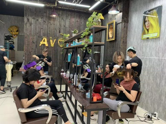 Không gian rộng rãi, mát mẻ tại A Vòong Hair Salon & Academy. (Nguồn: A Vòong Hair Salon & Academy)
