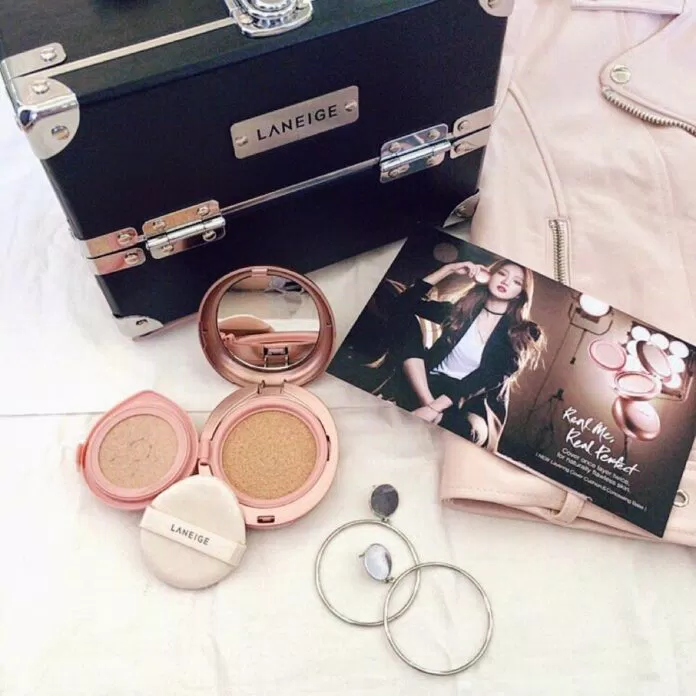 Phấn nước Laneige Layering Cover Cushion And Concealing Base tạo lớp nền căng bóng.