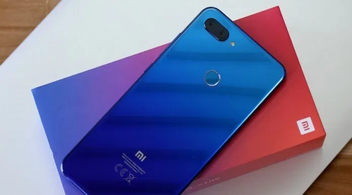 Mặt lưng như tấm gương bóng bẩy sắc màu của Mi 8 Lite