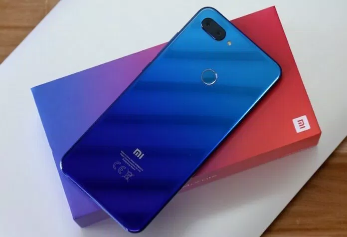 Mặt lưng như tấm gương bóng bẩy sắc màu của Mi 8 Lite