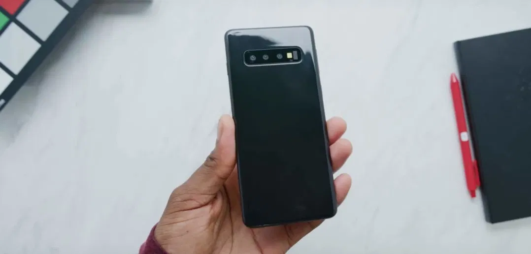 Không có cảm biến vân tay ở phía sau và bộ 3 camera nằm ngang độc đáo