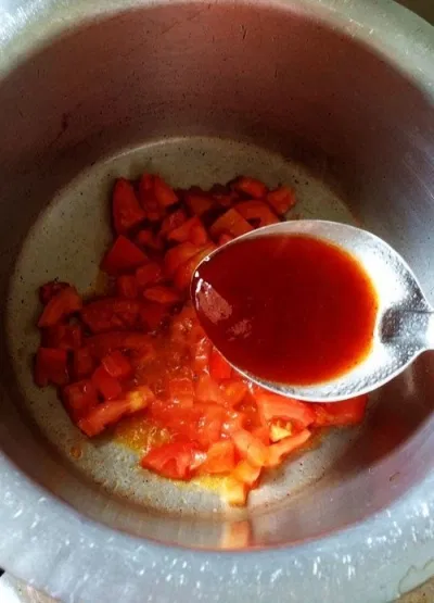 Cho cà chua vào nồi đảo Cho cà chua vào nồi đảo