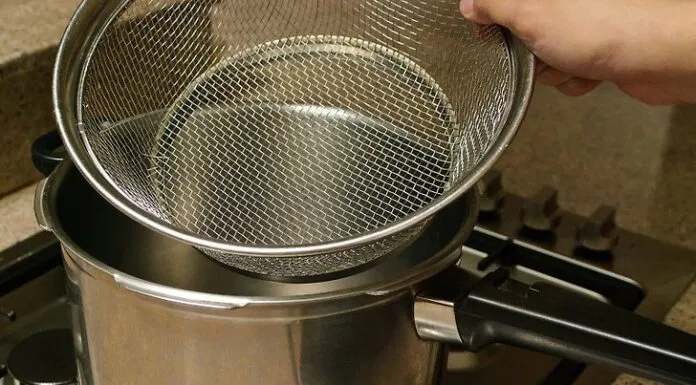 Đổ nước và rổ hấp Đổ nước và rổ hấp
