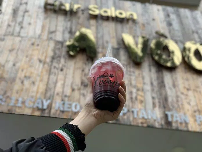 Thưởng thức nước ngon miễn phí và check in taị Avòong Hair Salon trong lúc chờ đợi. (Nguồn: Internet)