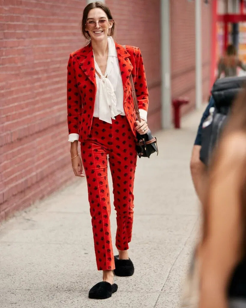 trang phục sáng màu