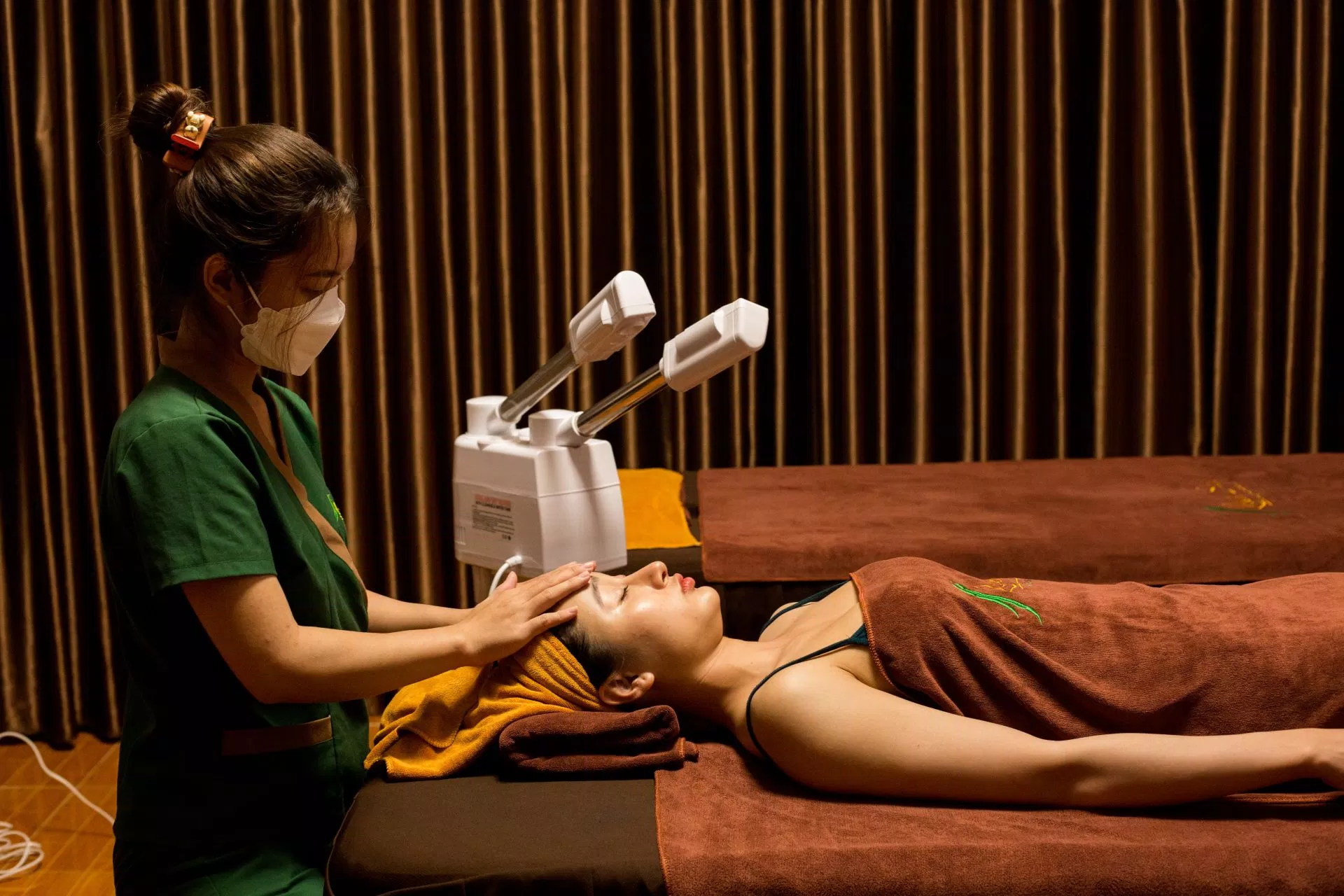 Bạn có thể tặng mẹ combo chăm sóc da mặt tại Spa.