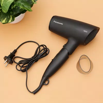 Máy sấy tóc sẽ giúp tóc mẹ nhanh khô và ấm áp hơn vào những ngày thời tiết khắc nghiệt.