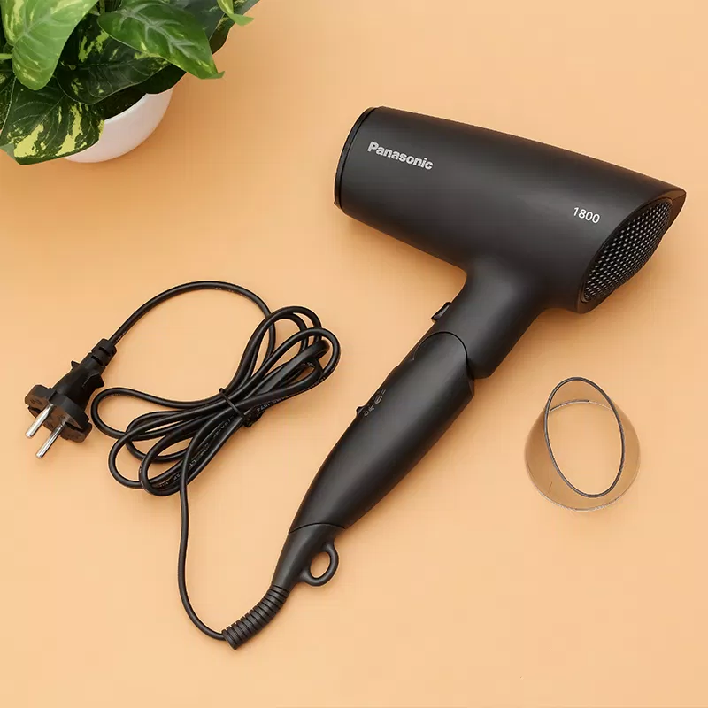 Máy sấy tóc sẽ giúp tóc mẹ nhanh khô và ấm áp hơn vào những ngày thời tiết khắc nghiệt.