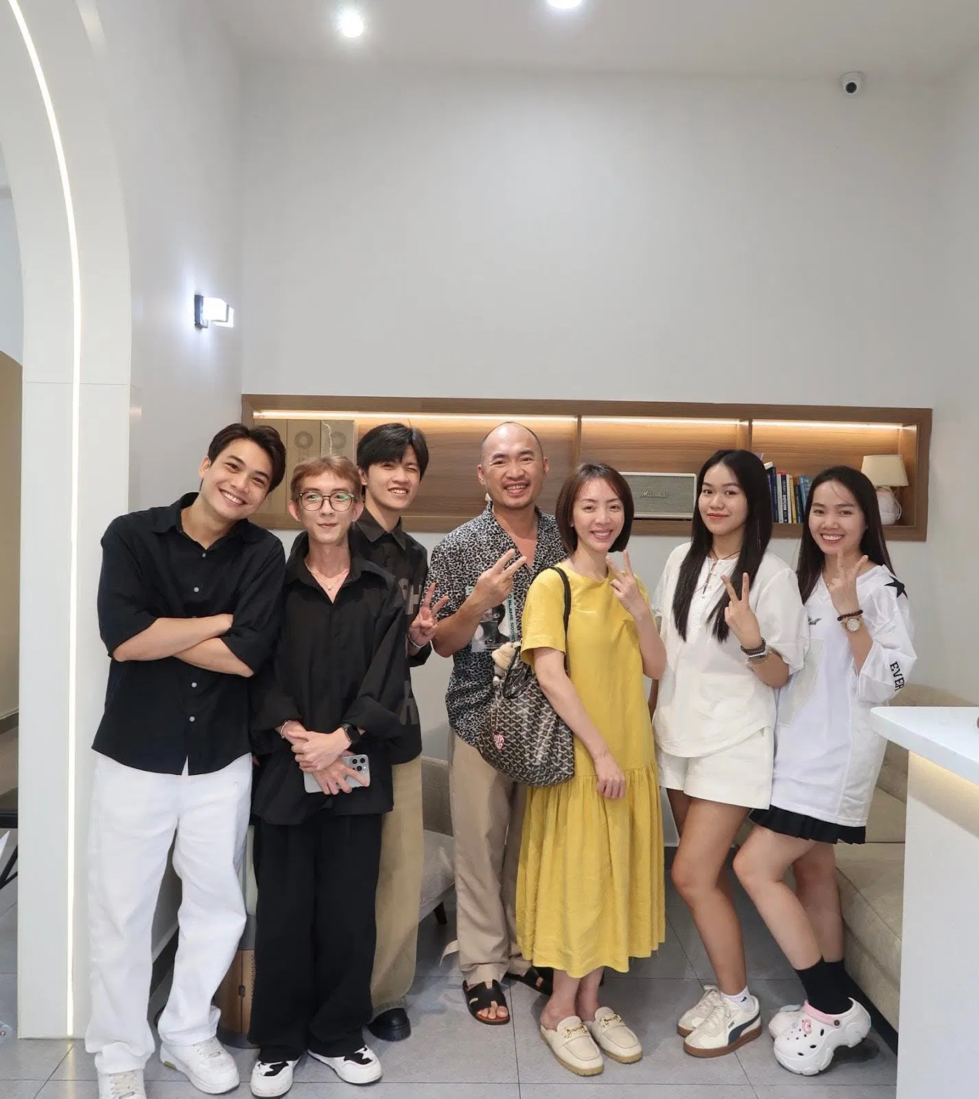 Diễn viên Thu Trang - Tiến Luật cùng team The New’s Hair.