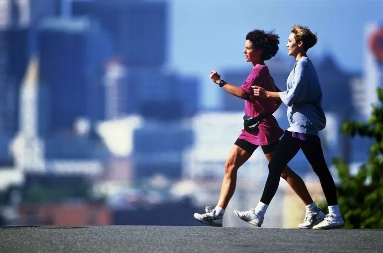 Tốc độ đi bộ lý tưởng để giảm cân là từ 5 - 6,5 km/h Tốc độ đi bộ lý tưởng để giảm cân là từ 5 - 6,5 km/h