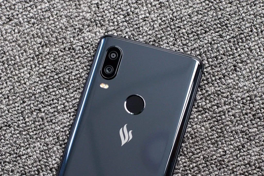 Camera kép nằm trên một tổng thể thiết kế đẹp mắt