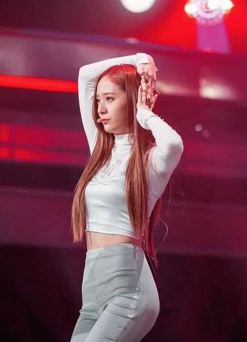 Không còn chọn những màu tóc nổi, mái tóc nâu dài suông của Krystal vẫn làm fan KPOP chao đảo.