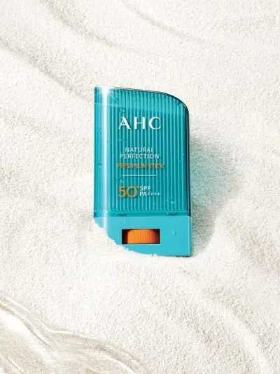 Dòng sản phẩm kem chống nắng dạng thỏi của thương hiệu AHC vô cùng được yêu thích tại Hàn Quốc. (Nguồn: Internet) Dòng sản phẩm kem chống nắng dạng thỏi của thương hiệu AHC vô cùng được yêu thích tại Hàn Quốc. (Nguồn: Internet)