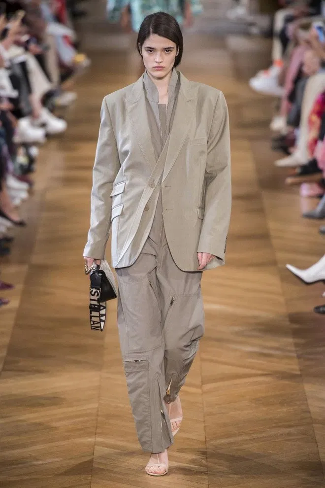 Blazer độn vai tăng thêm vẻ nam tính cho các cô gái yêu thích phong cách menswear áo khoác