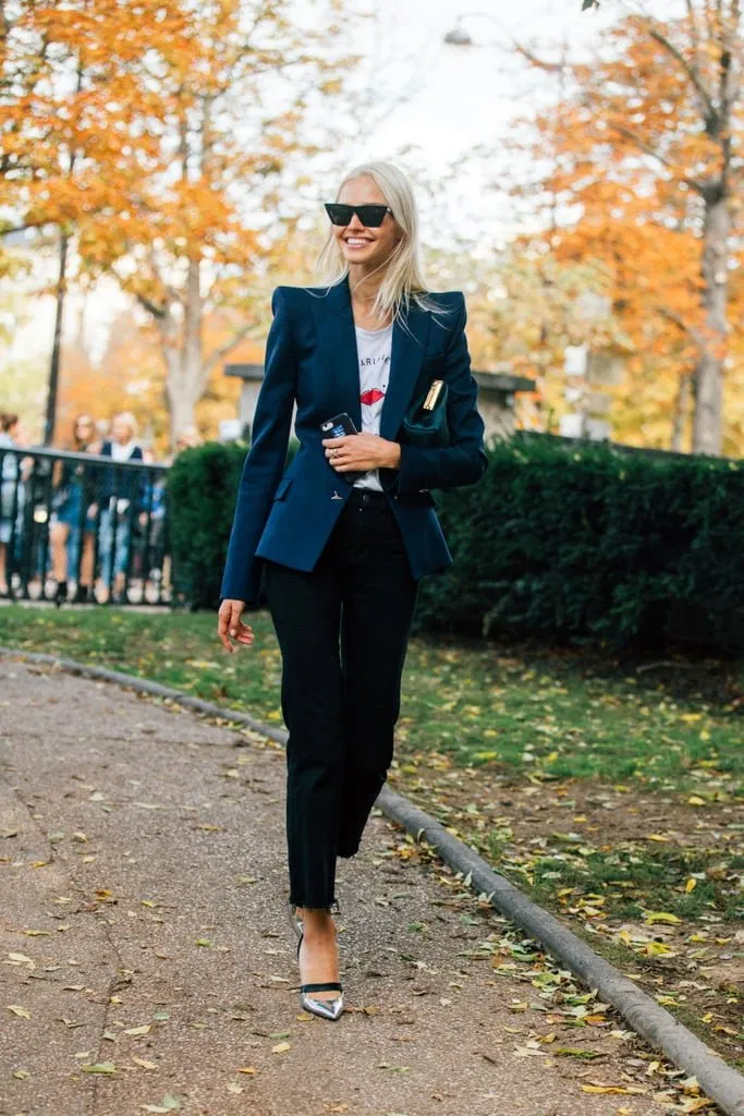 Blazer trung tính phối cùng quần ống đứng mang lại diện mạo trang nhã, lịch sự cho dân công sở áo khoác